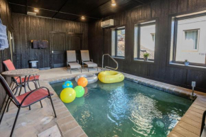 Family Cabin with Pool - Gym - Hot Tub - Game Room